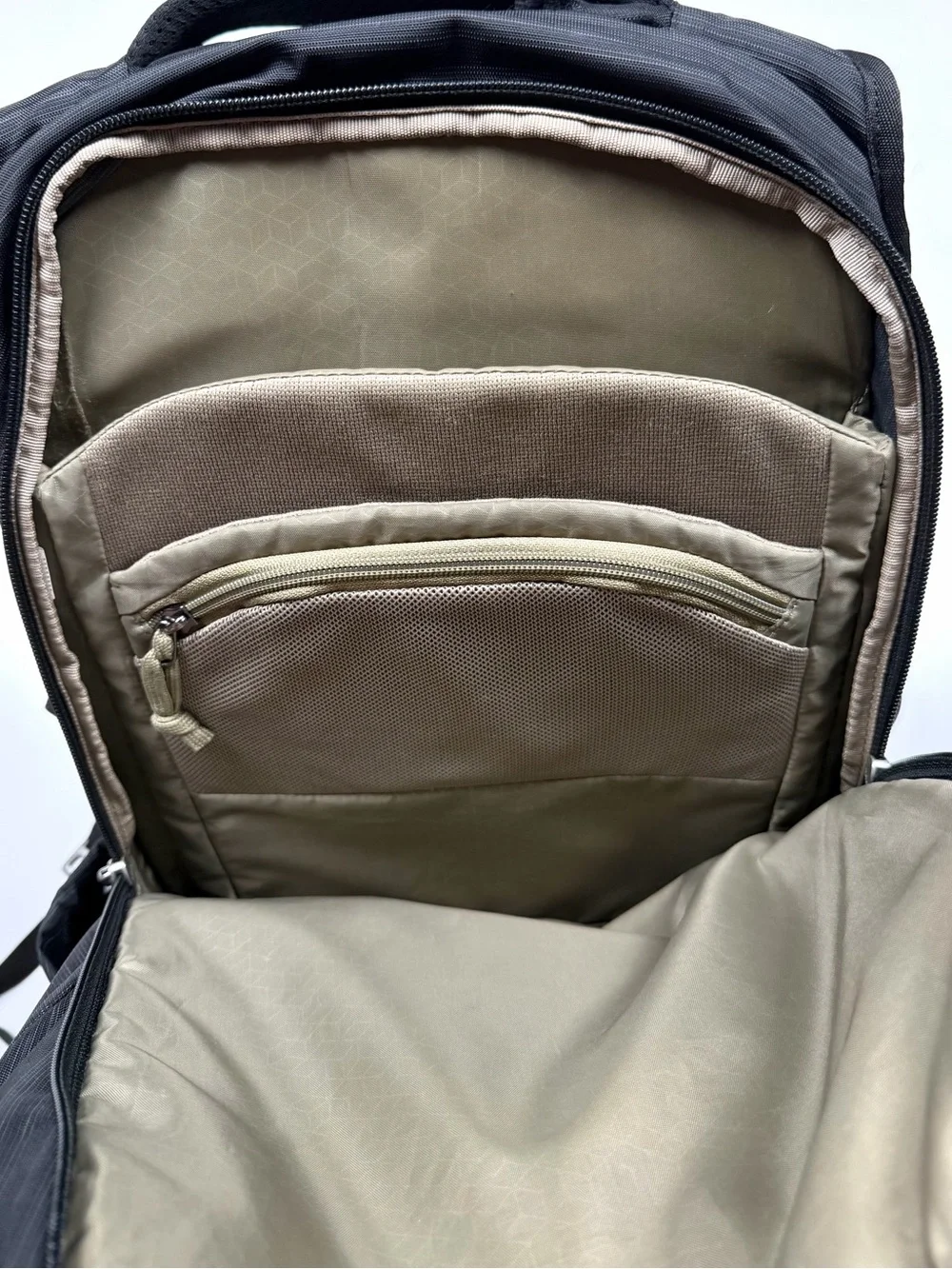 Thule Construct 28L Black Laptop Backpack Travel Work Commuter Bag